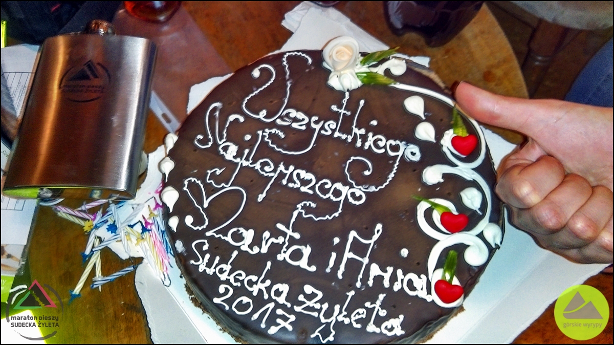 2. Maraton Pieszy Sudecka Żyleta - tort urodzinowy dla wolontariuszy maratonu, Schronisko "Sowa" w Górach Sowich