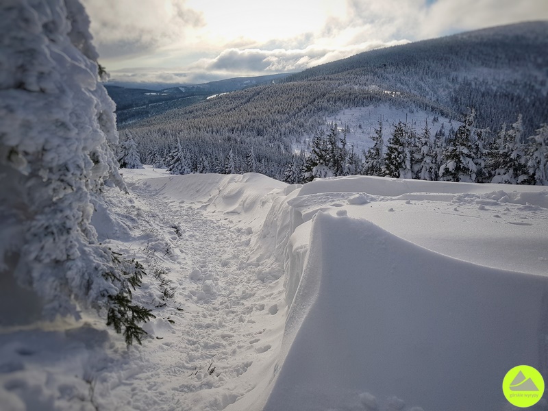 Zimowa trasa na Skalny Stół - niebieski szlak na szczyt i widok na okolicę