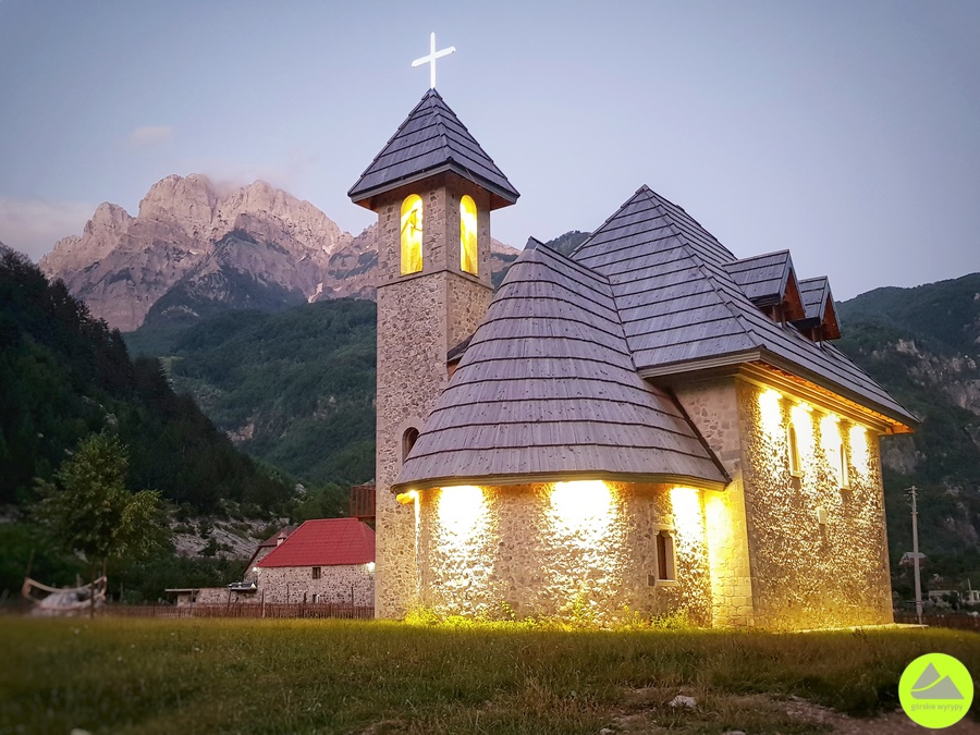 Góry Przeklęte, Alpy Albańskie - kościół w Theth 