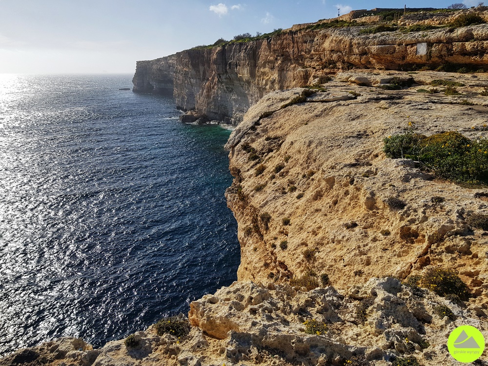 Klify przy jaskini Għar Ħasan